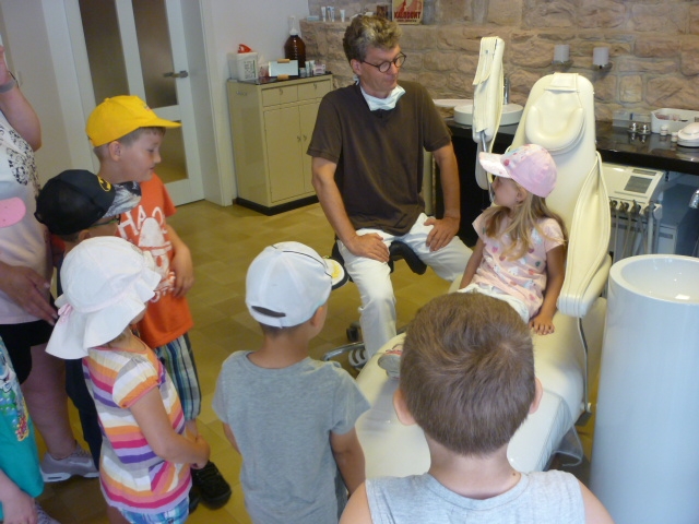  Die Vorschüler des Friedrich-Fröbel-Kindergartens besuchten die Zahnscheuer in Gauangelloch 