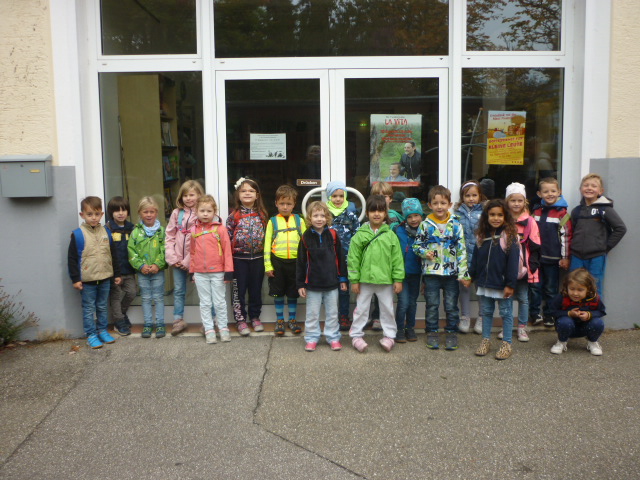  An einem nebligen Herbstvormittag versammelten sich die Vorschüler um in Bammental die Bücherei zu besuchen 