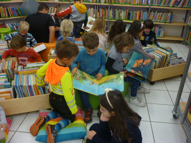  Die Kinder durften sich die Bücher in den Bücher-Würfeln anschauen 